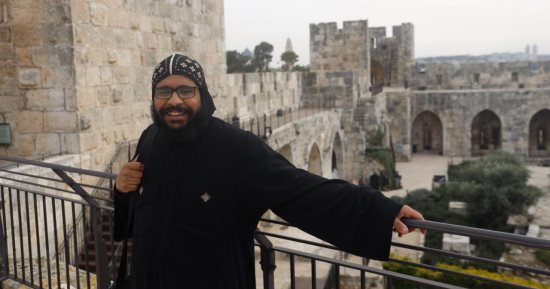 "عيد الميلاد فى القدس فرح ممزوج بالألم".. سكرتير بطريركية الأقباط الأرثوذكس بالقدس: إلغاء مظاهر الاحتفال بسبب أحداث عنف الاحتلال الإسرائيلى.. ويؤكد لـ"اليوم السابع": البابا تواضروس الثانى يتواصل معنا ويساعدنا