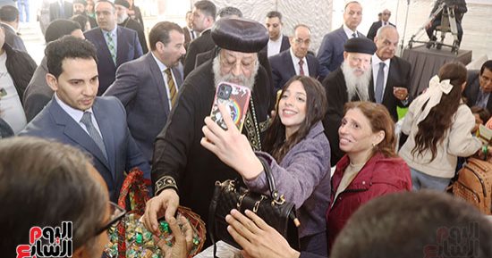 تهنئة عيد الميلاد المجيد.. البابا تواضروس يستقبل الأقباط بالكاتدرائية المرقسية