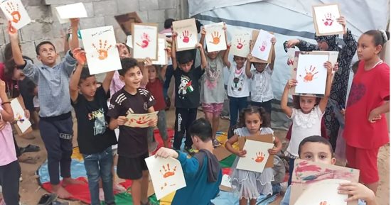 فنان فلسطينى يطلق حملة لجمع أدوات الرسم والتلوين للأطفال فى غزة