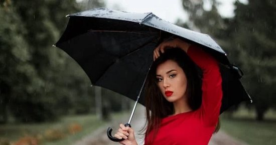 9 حيل سهلة تساعد على ثبات المكياج تحت المطر.. عشان يدوم لوقت طويل