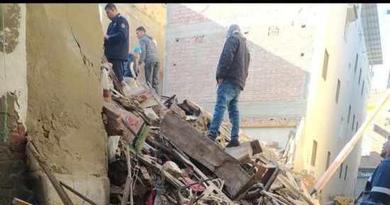 تفاصيل انهيار عقار بمدينة إدكو فى البحيرة.. سقوط منزل من 3 طوابق فجأة على سكانه يودى بحياة فتاة ويصيب 3 آخرين.. العقار صدر له قرار إزالة ولم يتم تنفيذه حتى وقوع الحادث.. والجهات التنفيذية تخلى المبانى المجاورة