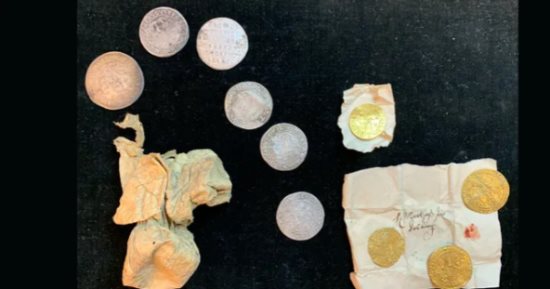 العثور على 816 عملة معدنية مخبأة منذ 400 عام فى ساق تمثال بألمانيا