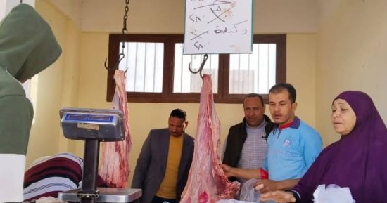 رئيس مركز بلاط بالوادى الجديد يفتتح سوق اليوم الواحد بالمدينة