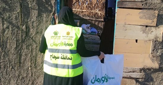 ضمن جهود التحالف الوطنى.. توزيع بطاطين وألحفة لــ400 أسرة بقرى سوهاج.. صور