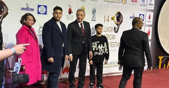 محمود حميدة وداليا مصطفى وموسى أبسا على ريد كاربت الأقصر للسينما الأفريقية