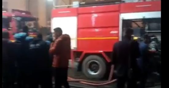  شاهد استمرار عمليات إطفاء حريق أعلى عقار بسوق التوفيقية