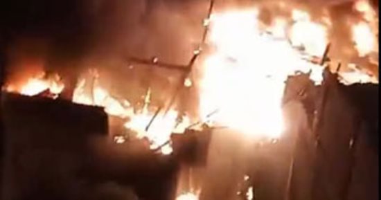 إخماد حريق مصنع ومخزن تدوير بلاستيك ومنازل منشأة ناصر دون إصابات