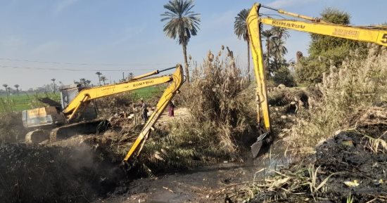 مديرية الري بأسيوط ترفع المخلفات ببعض الترع بمركزي منفلوط وديروط