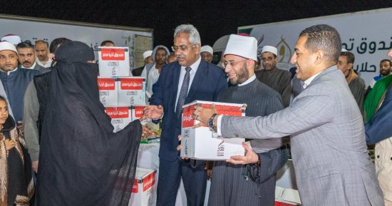 وزير الأوقاف يشهد جهود قافلة صندوق تحيا مصر في حلايب وشلاتين