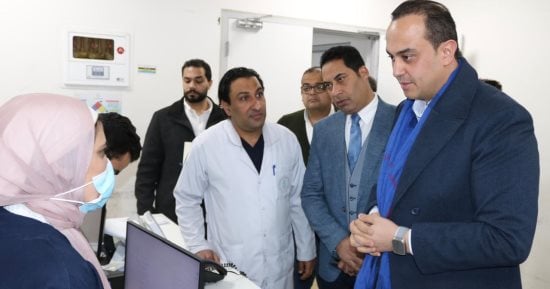 رئيس هيئة الرعاية الصحية يجرى جولة ليلية مفاجئة على المنشآت الصحية بالسويس