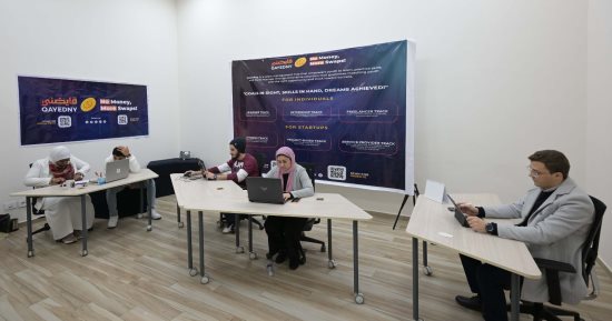 رئيس الوزراء يتفقد عددا من المعامل الخاصة باحتضان الشركات الناشئة والابتكار