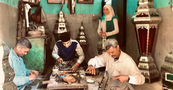 حرفة لها تاريخ.. هنا تصنع بهجة رمضان فى الجيزة.. أسرة الجيزاوى: الفانوس الصاج بيكمل فرحتنا وهيفضل طول العمر ثابت وجوده.. لكل فانوس أصل وحكاية.. أشهرها الفاروق وأبو العيال أجملهم.. وأطول فانوس بارتفاع 7.5 متر