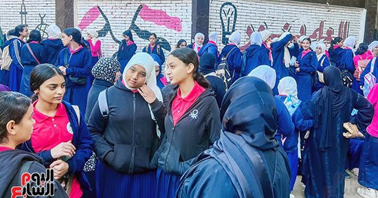 طلاب الشهادة الإعدادية بالجيزة يؤدون اليوم امتحان الجبر والهندسة