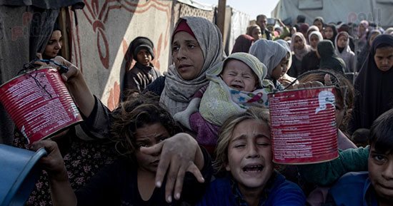 معاناة ومأساة كبيرة للفلسطينيين للحصول على الطعام بقطاع غزة