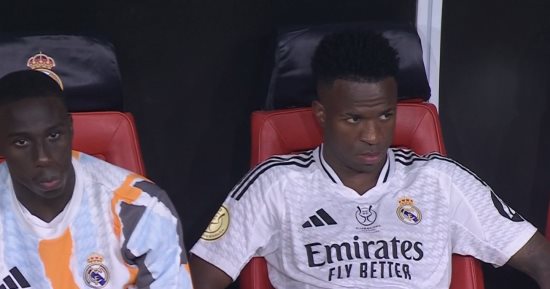 رقصات نجوم برشلونة وحسرة فى ريال مدريد بعد خماسية السوبر الإسبانى.. فيديو