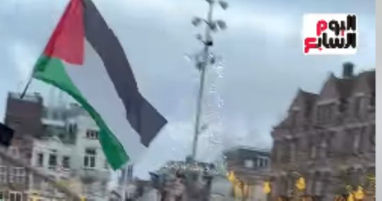 مصري يستعرض جرائم الاحتلال من قلب دام سكوير بأمستردام "فيديو"