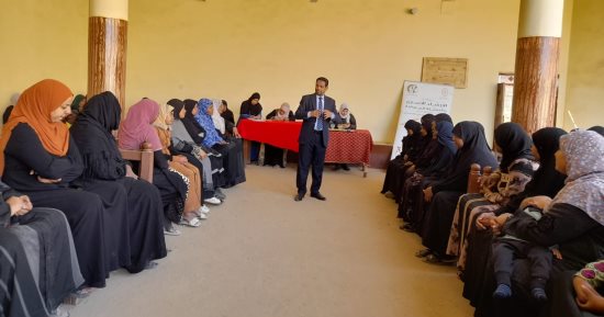 "القومى للمرأة" بأسوان يواصل توعية سيدات قرى "حياة كريمة" ضمن مبادرة بداية