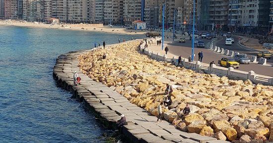 ماذا يحدث فى طقس الإسكندرية؟.. التغييرات المناخية تضفى أجواء دافئة فى شهر طوبة وارتفاع الحرارة 3 درجات.. تأخر نوة الفيضة الكبرى عن موعدها.. والتقلبات الجوية تبدأ الجمعة برياح جنوبية غربية شديدة.. فيديو وصور