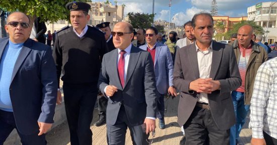 محافظ كفرالشيخ يتابع تركيب الإنترلوك ورفع كفاءة الأرصفة والجزر الوسطى