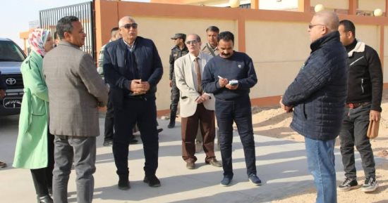 محافظ الوادى الجديد يتفقد عدد من المنازل والمدارس بقرى الأربعين بباريس