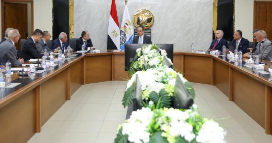 وزير قطاع الأعمال يلتقي رئيس شركة "CNRC" الصينية لبحث سبل التعاون