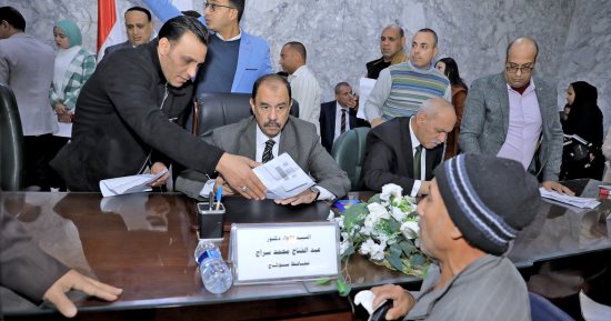 محافظ سوهاج يستمع إلى مطالب المواطنين فى اللقاء الجماهيرى
