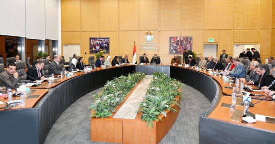 وزير الإسكان يعقد اجتماعا مع عدد من أعضاء مجلسى "النواب والشيوخ" 