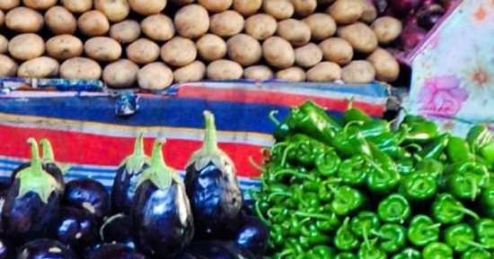 الطماطم تسجل 30 جنيها والبصل يبدأ من 10 جنيهات بأسواق سوهاج