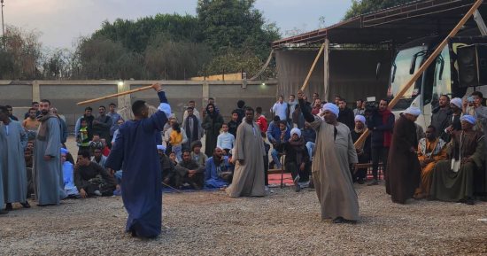 لعبة الرجال.. المئات يشاهدون مهارة لاعبي التحطيب بقنا (فيديو)