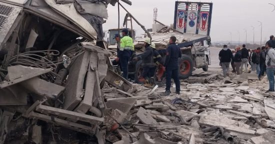 المعاينة تكشف تسبب السرعة الزائدة للتريلا فى حادث الطريق الأوسطى.. صور   