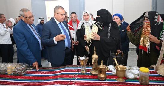 محافظ جنوب سيناء يتفقد تجهيزات المعروضات اليدوية السيناوية بمهرجان الهجن