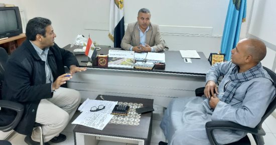 وكيل زراعة الأقصر يكرم مزارع لتوريده 63 طن قصب لمصنع كوم أمبو الموسم الماضى