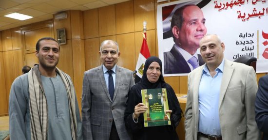 محافظ المنيا يسلم 150 عقدًا لتقنين أراضى أملاك الدولة