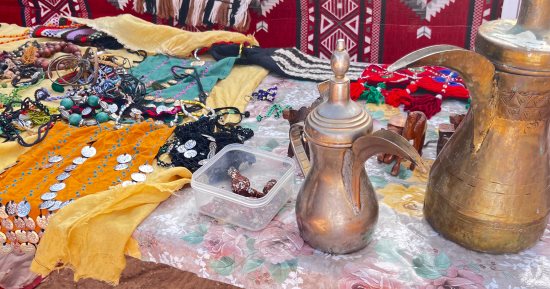 كنوز من تراث سيناء تظهر في مهرجان التراث والهجن بشرم الشيخ.. قرية تراثية تضم معرض للمشغولات الخشبية والصخرية والجلدية..عروض من يوميات الحياة .. وأحجار الفيروز النادرة وبراقع السيناويات أبرز المعروضات.. صور
