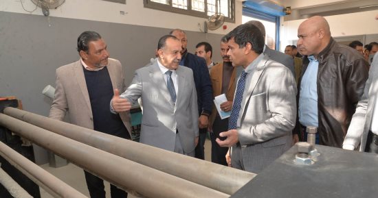 محافظ أسيوط يتفقد الكلية التكنولوجية المصرية الألمانية ويشهد تطوير ماكينة إنتاج ألياف الموز