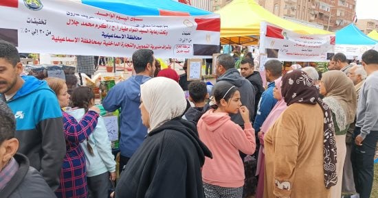 زحام على شراء السلع الغذائية فى سوق اليوم الواحد بالإسماعيلية.. فيديو
