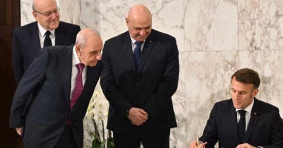 لقطة طريفة لرئيس برلمان لبنان أثناء اجتماعه مع ماكرون وعون.. فيديو 