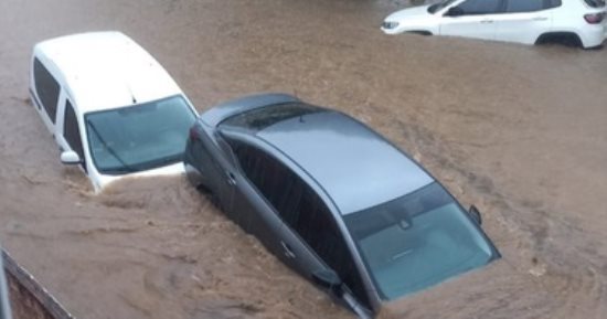 الطبيعة تصب غضبها فى دول أمريكا الجنوبية.. فيضانات عارمة فى البرازيل تسبب انهيارات أرضية.. تضرر أكثر من 60 منزلا بسبب أمطار غزيرة فى بوليفيا.. وحرائق ضخمة فى الأرجنتين قضت على 2000 هكتار.. تغير المناخ كلمة السر