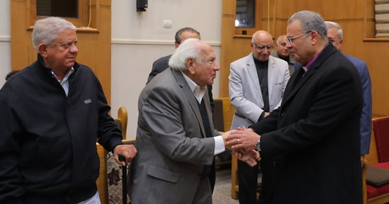 رئيس الطائفة الإنجيلية يكرّم عضو مجلس إنجيلى عام لمسيرته