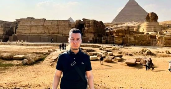 مصر حلوة فى عيون ولادها.. "محمد" يسجل أجمل لحظات اثناء زيارة الاهرامات
