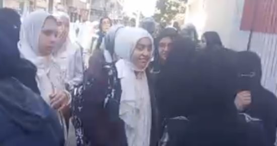فرحة طلاب الشهادة الإعدادية بكفر الشيخ لسهولة امتحان اللغة العربية.. فيديو