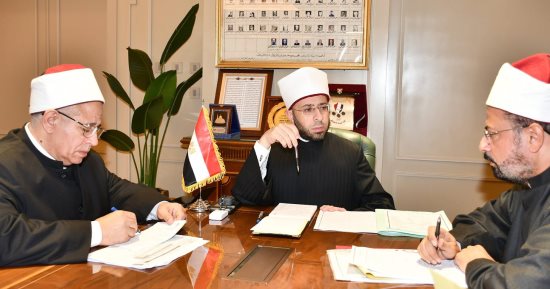 وزير الأوقاف يجتمع بمدير مديرية أوقاف مطروح لمتابعة الانضباط الإداري والدعوي