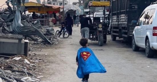 أطفال لكن أبطال.. طفل يتجول فى قطاع غزة مرتديا زى "سوبر مان"