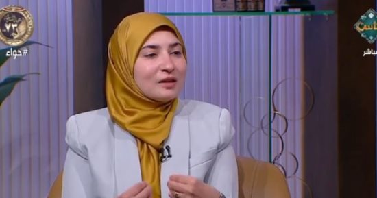 ما حكم منع الزوجة نفسها عن زوجها لمساومته؟.. عضو العالمى للفتوى يجيب