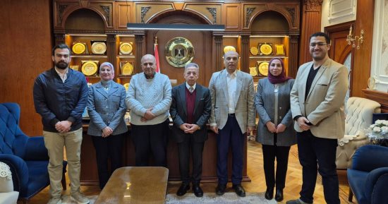 نقيب الأطباء يزور طبيب المنصورة للاطمئنان عليه بعد تعرضه لأزمة قلبية