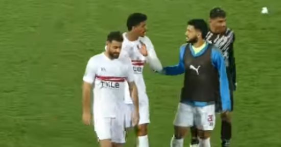 حوارات جانبية بين لاعبي الزمالك أثناء دخولهم لغرف الملابس