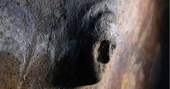 وجه حجرى غامض على جدار صهريج يعود للقرن الثالث قبل الميلاد.. ما قصته