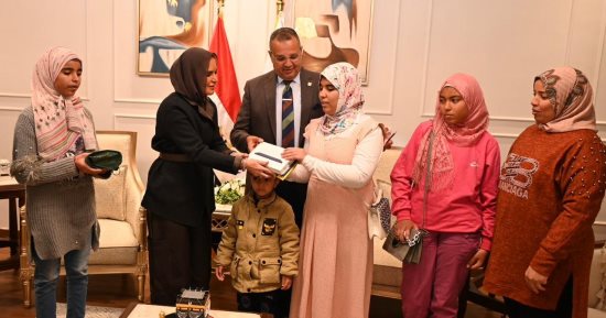 "بيت الزكاة والصدقات" يوفر جهازي تابلت لطالبتين مكفوفتين بجنوب سيناء 