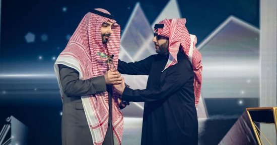تركى آل الشيخ يهدى جائزة صناع الترفيه الماسية للشاعر بدر بن عبد المحسن