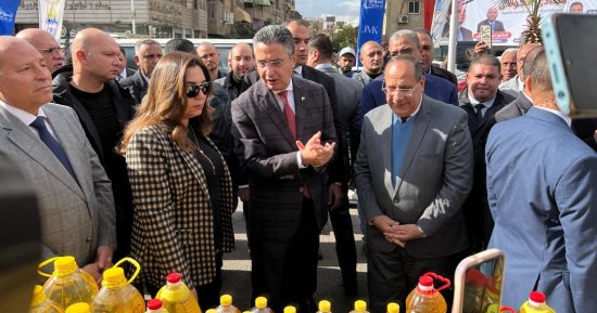 أسواق اليوم الواحد تجوب المحافظات تنفيذا لتوجيهات القيادة السياسية.. زيادة المخزون الاستراتيجى من المنتجات الغذائية لـ6 أشهر أبرز دوافع التموين لنجاح المبادرة.. وإقبال كبير من المواطنين لشراء مستلزماتهم